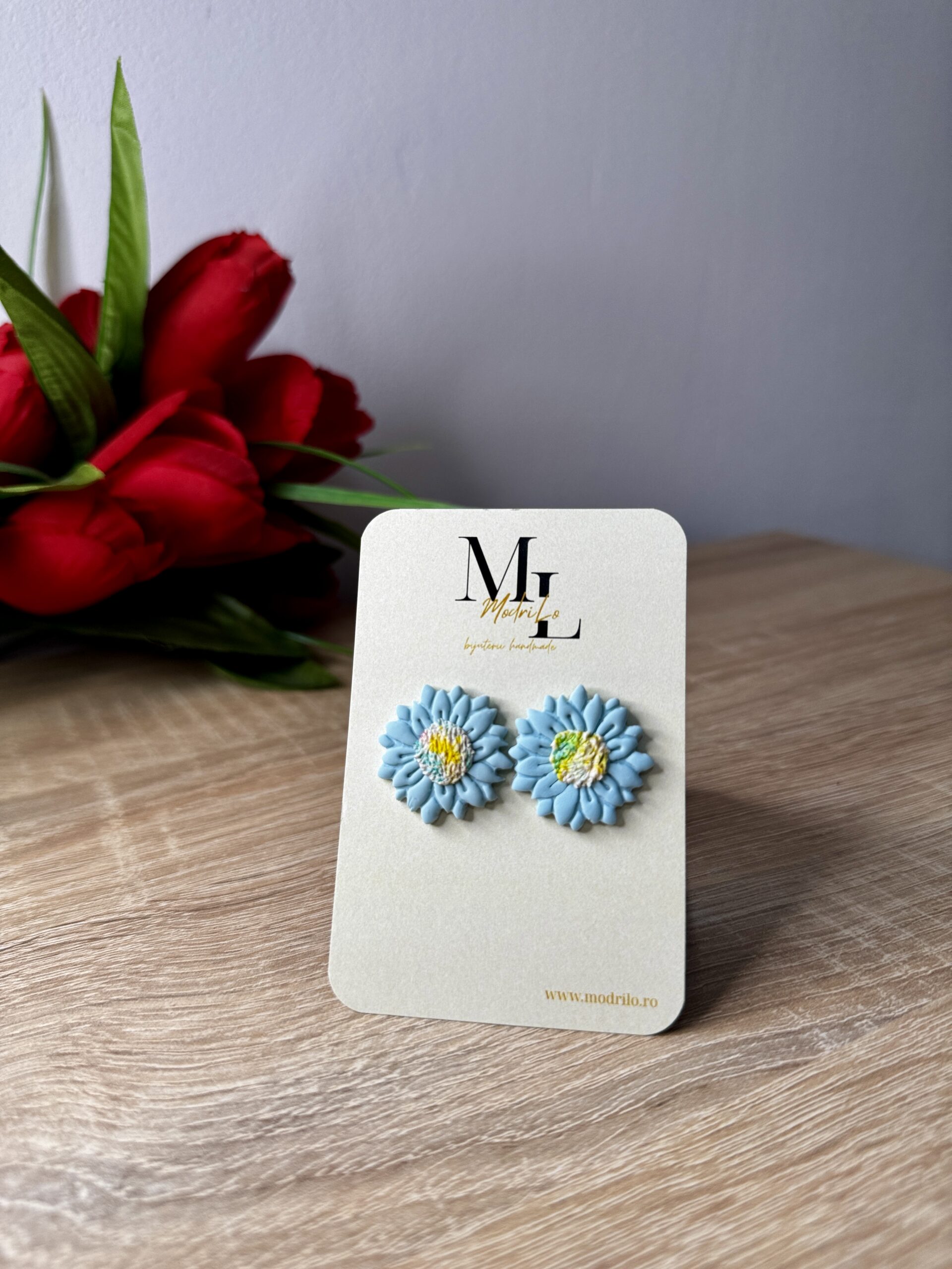 Cercei handmade din lut polimeric în formă de floare, petale bleu cu centru texturat verde-galben, stil stud
