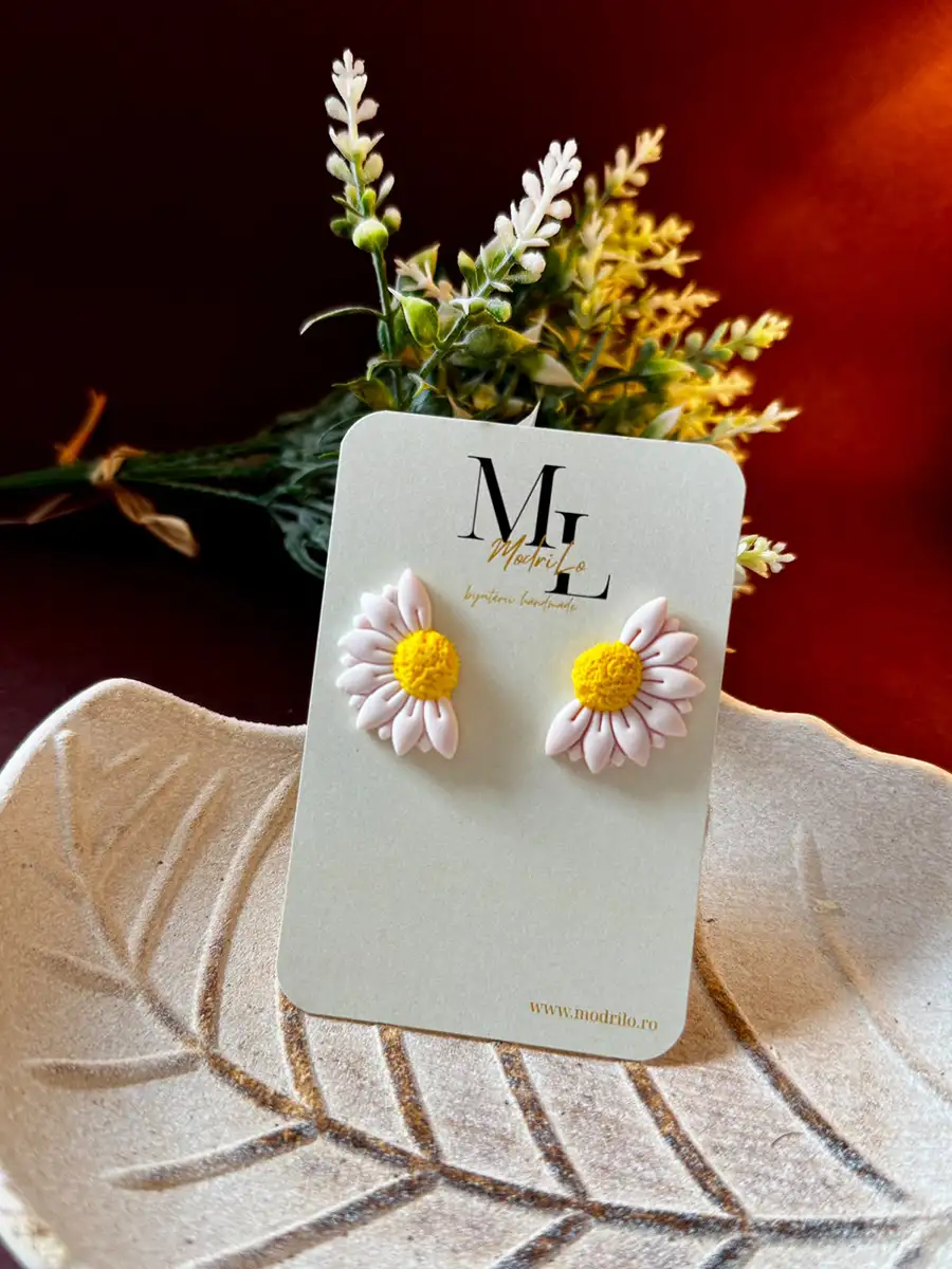 Cercei handmade din lut polimeric în formă de margarete albe cu mijloc galben, cercei stud florali prezentare cartonas ModriLo