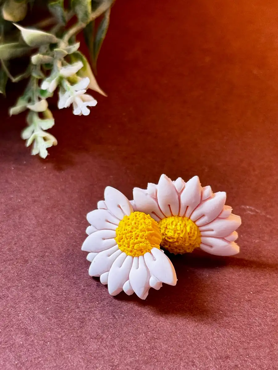 Cercei handmade din lut polimeric în formă de margarete albe cu mijloc galben, cercei stud florali
